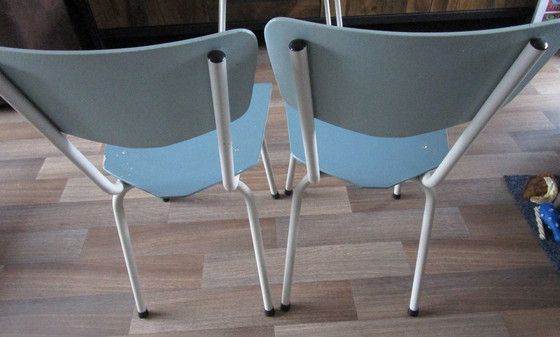 Image 1 of Ensemble d'appoint composé de 2 chaises et d'une table, années 1950.