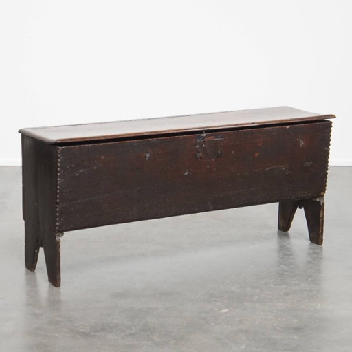 Coffre ancien en chêne anglais du XVIIe siècle