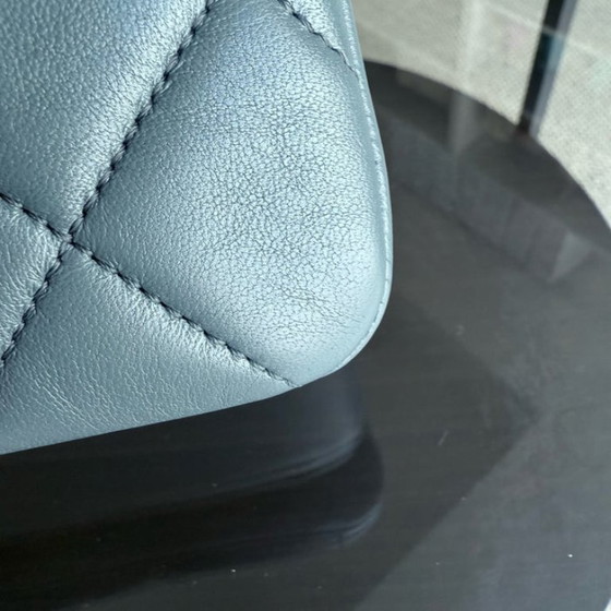 Image 1 of Borsa Chanel Trendy CC piccola - Pelle di agnello trapuntata, colore blu nebbia, con finiture dorate, serie 26
