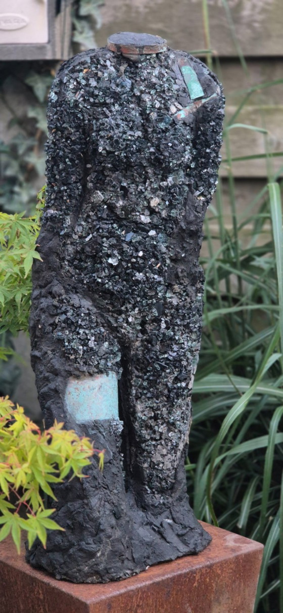 Shattered - sculpture of glass, cement and copper (photo 7 of 10)