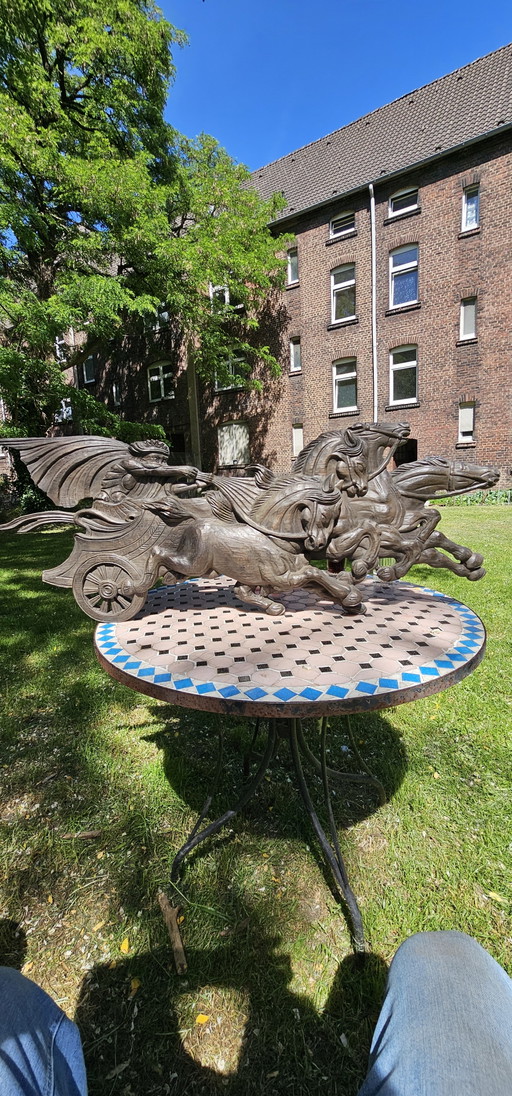 Gran relieve antiguo de madera tallada: carro romano y caballos (siglo XIX, 115 cm)