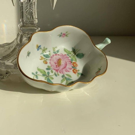 Image 1 of Coppia di antichi piatti giapponesi in porcellana Kutani a forma di foglia – Era Meiji/Taisho – Dipinti a mano e dorati