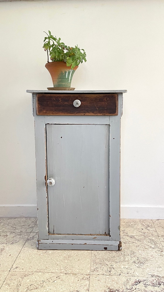 Image 1 of Antiek grijs houten nachtkastje