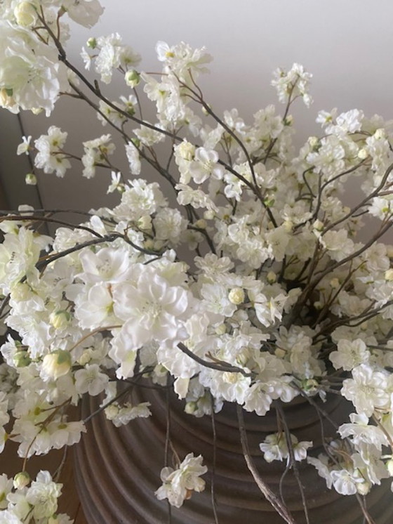 Image 1 of Un ramo de flores de seda