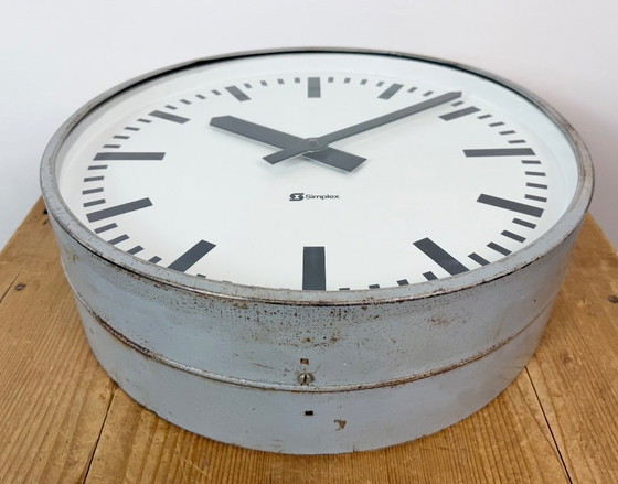 Grande horloge industrielle double face pour chemin de fer ou usine, de la marque Simlex, années 1960 (photo 12 of 18)