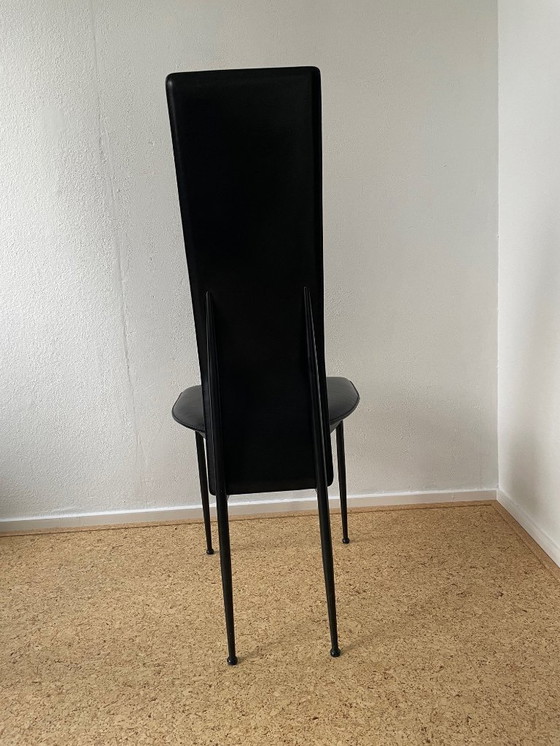 Image 1 of Een paar vintage zwarte leren Italiaanse design eetkamerstoelen (Fasem S44)