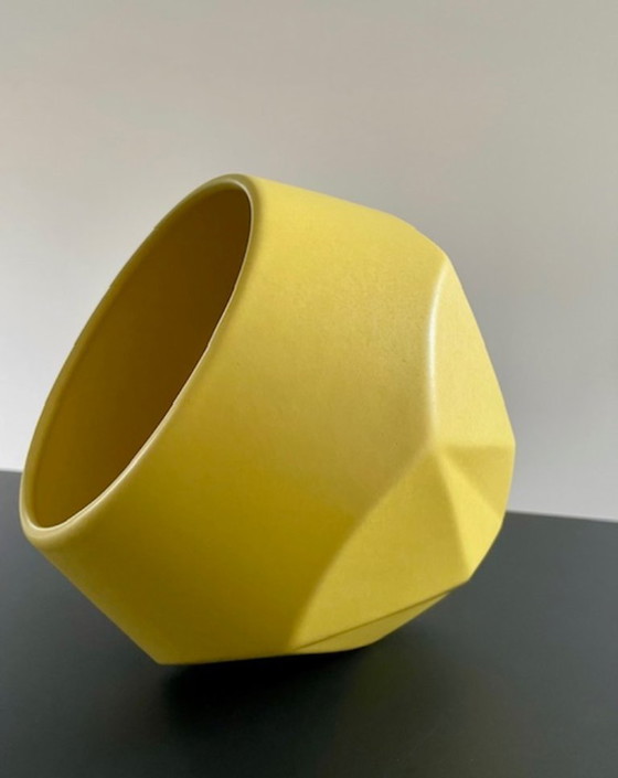 Image 1 of Pot de fleurs design à facettes géométriques jaunes