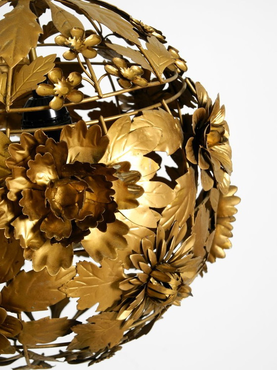 Preciosa y singular lámpara de techo esférica de metal con diseño floral, estilo Regencia de los años 70. (photo 12 of 20)