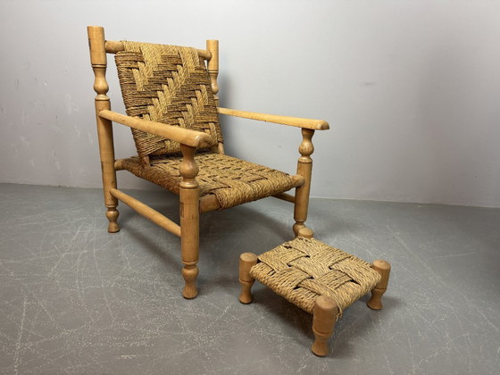 Image 1 of Poltrona in legno di faggio e poggiapiedi abbinato in stile Charlotte Perriand con intreccio in corda di sisal, anni '60.