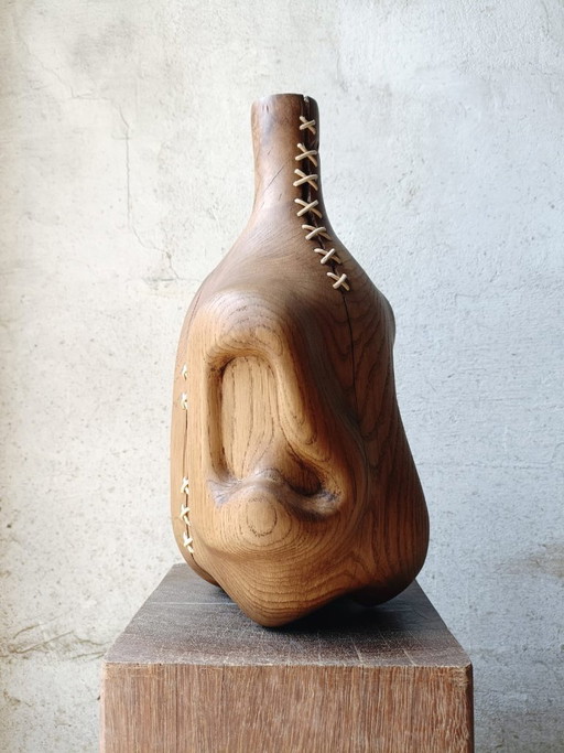 Vaso/scultura in legno massello di quercia intagliato