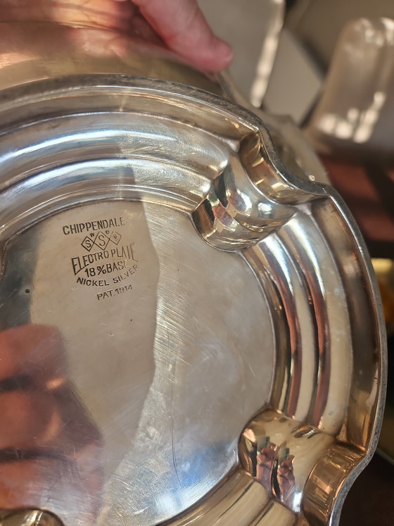 Image 1 of Bol de metal plateado con tapa perforada y soporte para flores.