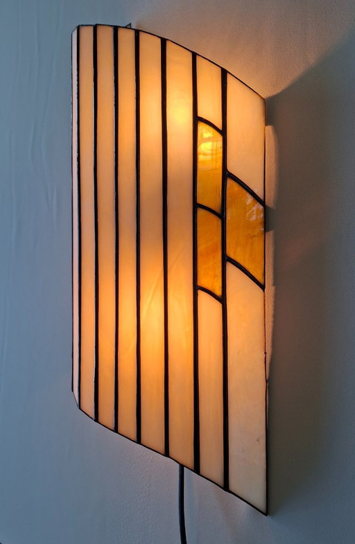 Tiffany wandlamp met gekleurd glas in zwart koperband Art Deco