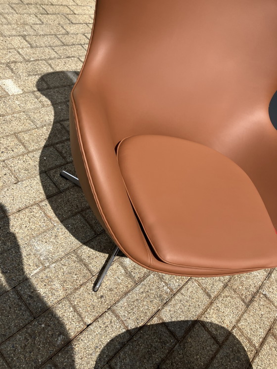 Image 1 of 2 sillas Egg de Fritz Hansen + otomana de cuero color coñac ¡En perfecto estado!