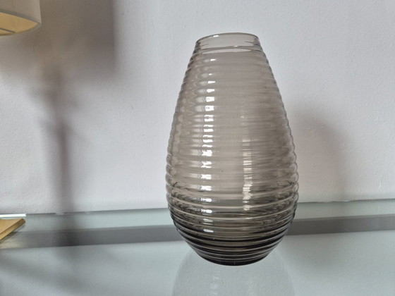 Image 1 of Copiadora/Fábrica de vidrio Leerdam - Jarrón acanalado Fumé (diseño 1953)