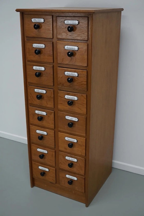 Image 1 of Botiquín alemán antiguo de roble con placas esmaltadas, años 40