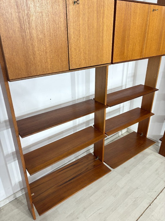 Image 1 of Estantería modular de pared de mediados de siglo de Interna-Peter Pedrides / Sistema de estanterías de teca de la década de 1960