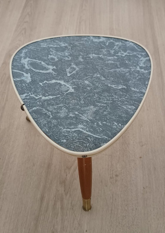 Besonderer Fünfziger Jahre Beistelltisch – Beistelltische, Kunststoff, Holz (photo 3 of 9)