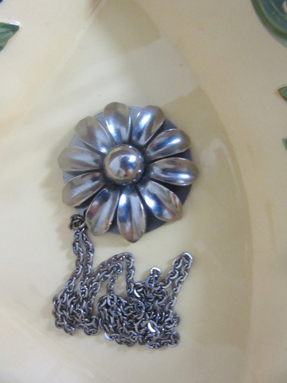 Modernist Flower Daisy Necklace Pendant with Long Chain, vintage – Decorative Objects, Metal (photo 6 of 10)