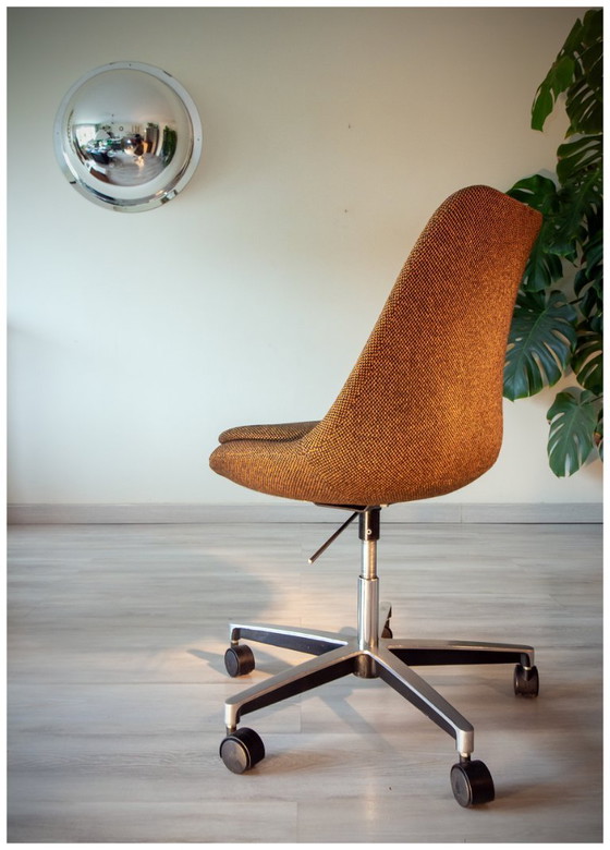 Image 1 of Chaise tulipe 70's, tissu lainé orangé et fonte d'aluminium