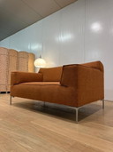 NOUVEAU design rembourré sur le canapé deux places Bloq en stock + GARANTIE