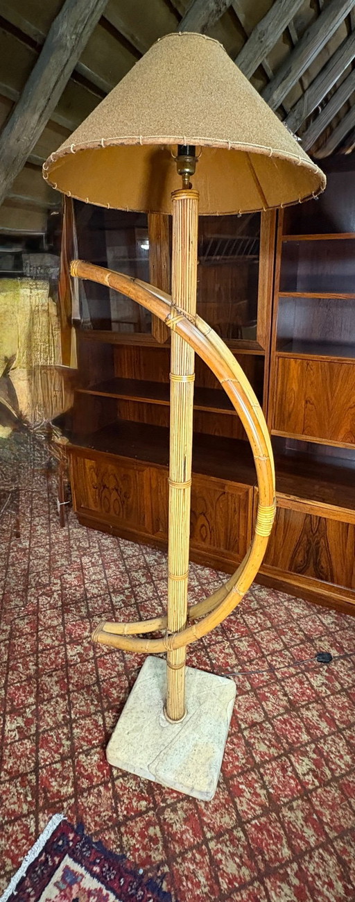 Italiaanse tafellamp van bamboe en steen in mid-century modern stijl – circa 1960-1970. Een prachtige Italiaanse tafellamp van b