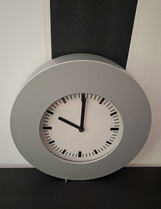 Mikael Warnhammar Voor Ikea Zeldzame Wandklok Klunsa Uit 2001 Met Mat Metalen Metallic Zilveren Rand. (photo 2 of 8)