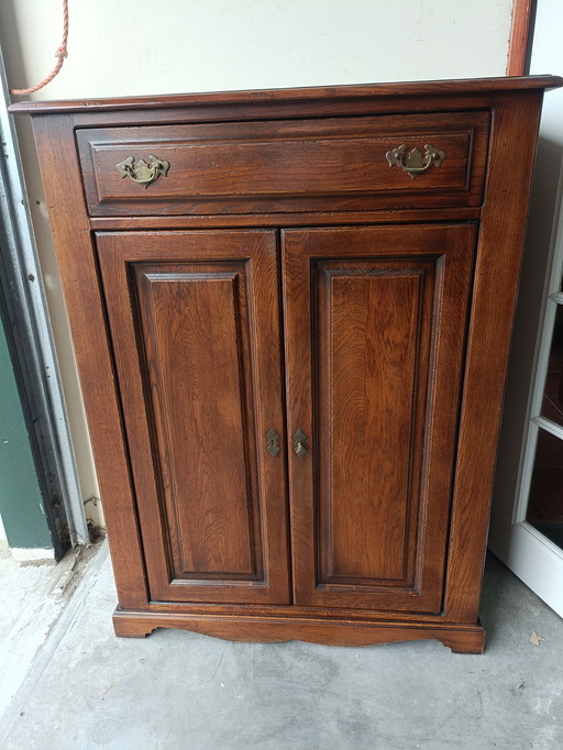 Belle armoire de rangement en chêne