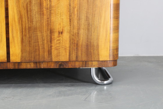 Image 1 of Armadio Bauhaus anni '30 di Vichr &amp; Spol in finitura noce, Cecoslovacchia