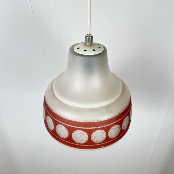 Image 1 of Vintage glazen hanglamp, rode band, jaren 60/70 MCM