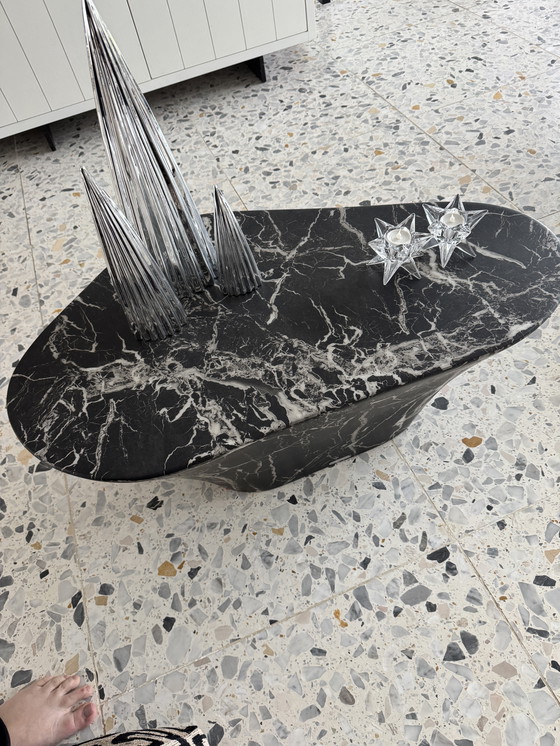 Image 1 of Mesa de centro ovalada con aspecto de mármol Polspotten