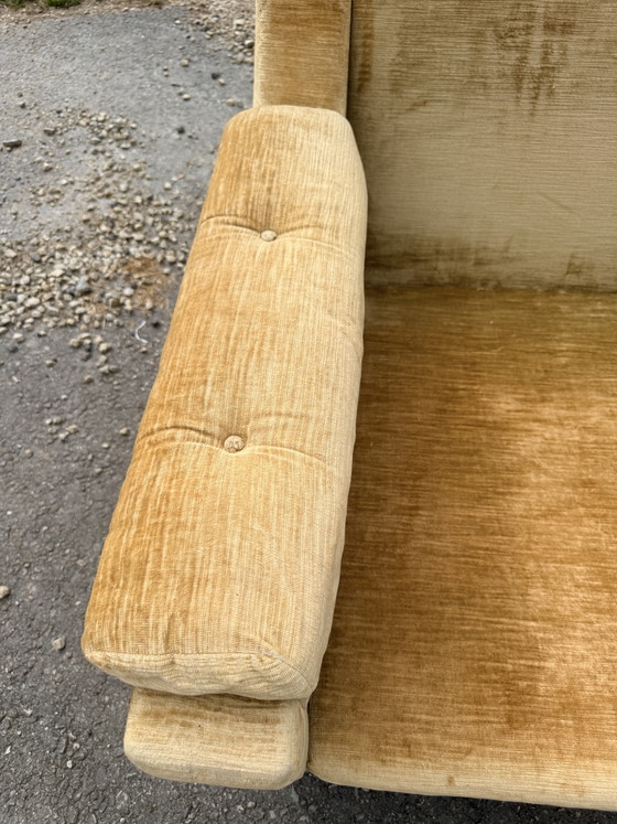 Image 1 of Extra grote fauteuil uit de jaren 70 in goudkleurig fluweel.