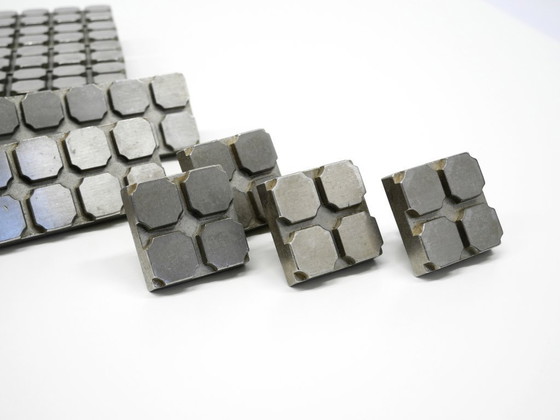 Image 1 of Grandi maniglie per porte di armadi in alluminio fuso dell'era spaziale del Mid Century 1960 - 26 pezzi - 2 misure