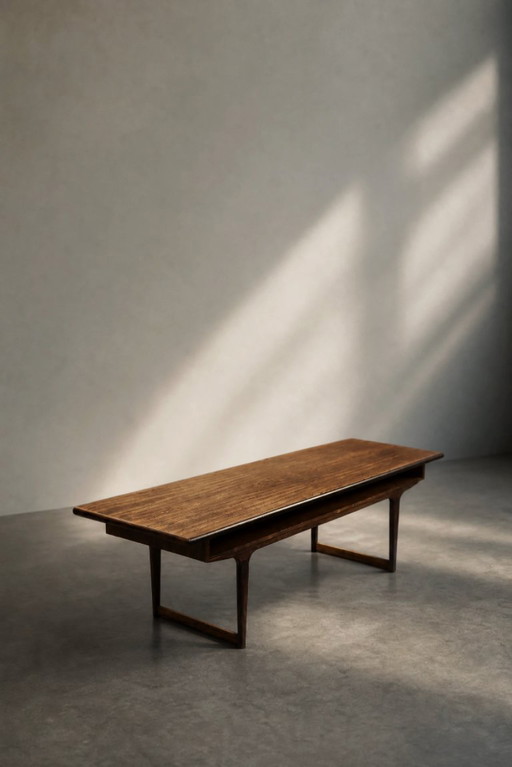 Mesa de centro danesa de palisandro, estilo moderno de mediados de siglo, con estante, década de 1960.