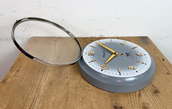 Image 1 of Vintage grijze Indiase mechanische wandklok van HES, jaren 1960.