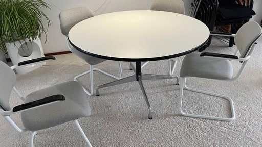 Table de salle à manger Vitra, conçue par Charles & Ray Eames, plateau rond blanc