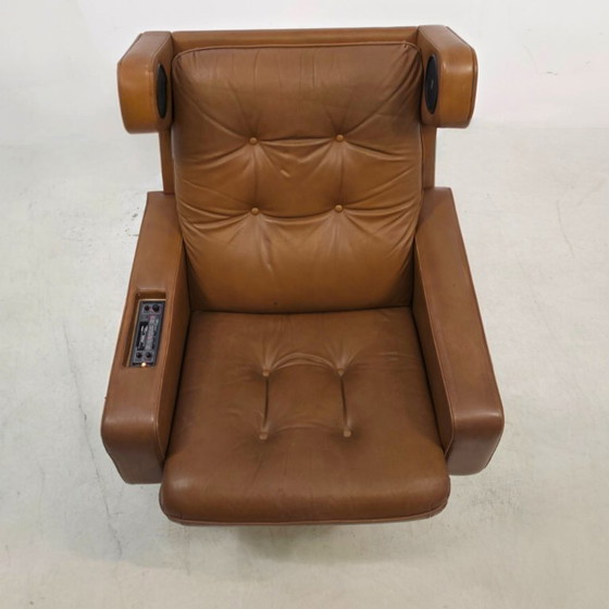 Luxe Audio Fauteuil 70s Leder Geïntegreerde Audio In De Stijl Van Robin Day – Leather (photo 7 of 8)