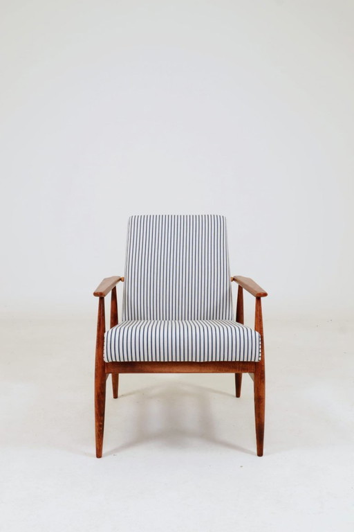 Poltrona in stile Mid-Century Modern con poggiapiedi in legno e tessuto di cotone a righe.