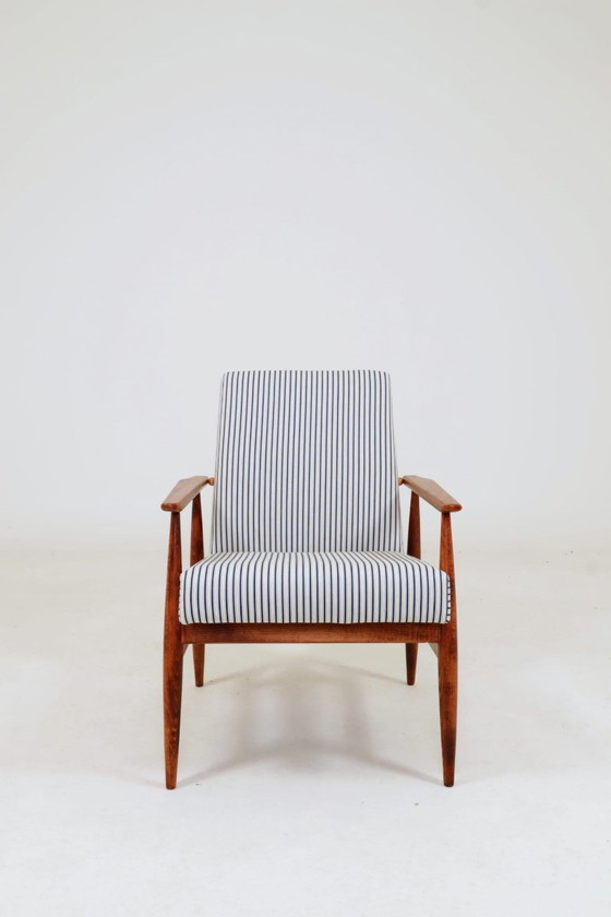 Image 1 of Poltrona in stile Mid-Century Modern con poggiapiedi in legno e tessuto di cotone a righe.