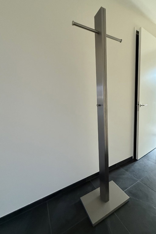 Porte-manteau autonome Cascando avec cintres