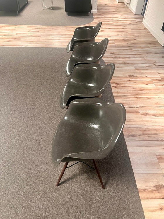 4x Vitra Eames Fiberglass Armchair DAW, Dining chairs, Wood, Grey (photo 9 of 14)