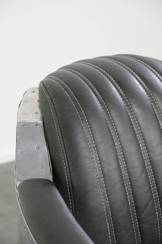 Image 1 of 2x robuste, industrietaugliche Sessel im Aviator-Design aus schwarzem Rindsleder mit Aluminiumverzierungen und Nieten
