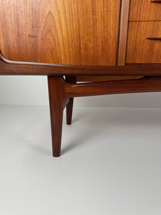 Image 1 of Deens Mid-Century Teak Dressoir – Uitzonderlijk vakmanschap en gebeeldhouwde elegantie