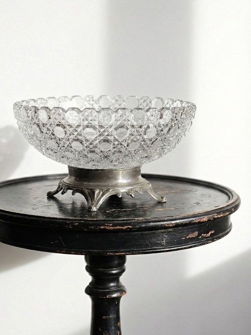 Bol antiguo de vidrio prensado con puntas de diamante, circa 1920-1950, sobre una base de peltre.