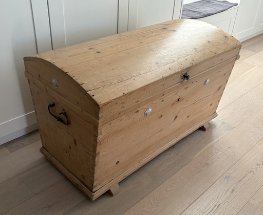 Antieken Houten grenen dekenkist met gebogen deksel. 