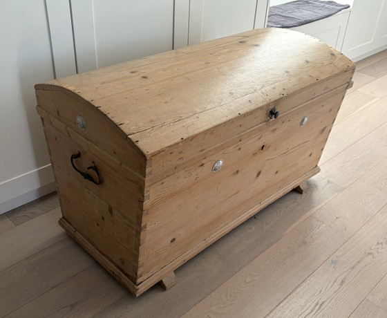Image 1 of Antieken Houten grenen dekenkist met gebogen deksel. 
