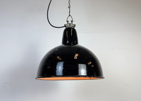 Image 1 of Industriële zwarte geëmailleerde fabriekslamp met gietijzeren bovenkant, jaren 50