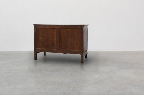 Image 1 of Commode en chêne du XVIIIe siècle de style Louis XV, faite à la main