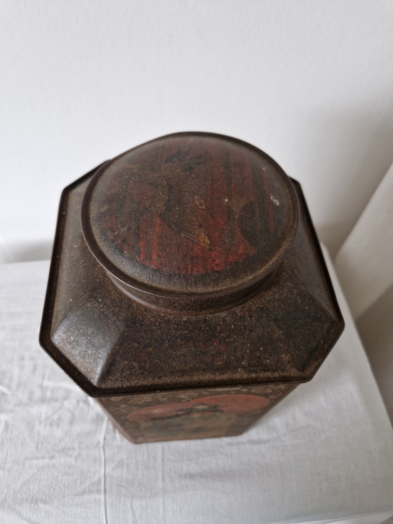 Image 1 of Boîte à thé hexagonale ancienne – en tôle peinte à décor japonisant/chinoiserie – vers 1850-1880