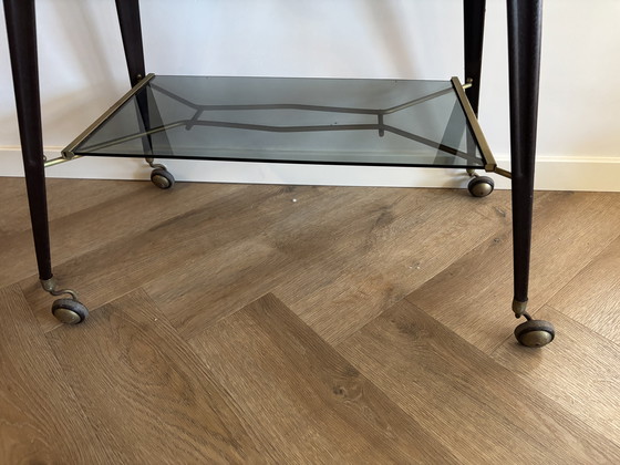 Image 1 of Bijzettafel vintage dans un style moderne du milieu du siècle – messing afwerking, wielen, jaren 1950