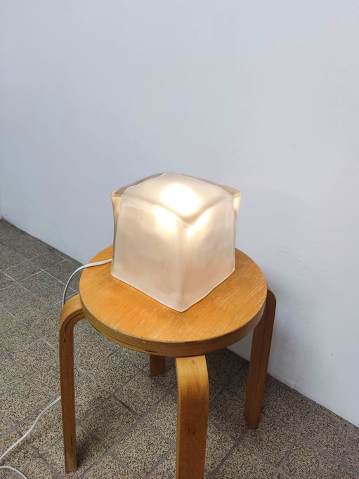 Lámpara de mesa de cristal Ice Cube Iviken
